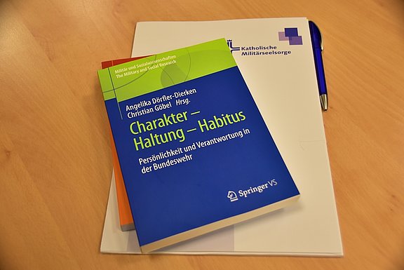 Buch „Charakter – Haltung – Habitus. Persönlichkeit und Verantwortung in der Bundeswehr“ © KS / Norbert Stäblein 