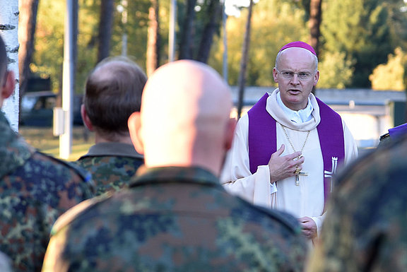 Militärbischof Overbeck bei einem Gottesdienst mit Soldatinnen und Soldaten in Litauen © KS / Doreen Bierdel